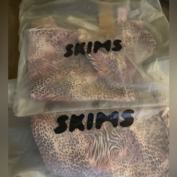 NWT SKIMS Sleepwear Set Tank/Pants Bloom in Mini Multi Animal - Picture 9 of 11